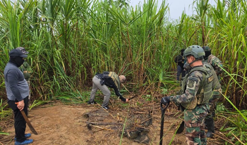 Dos cuerpos, proyectiles y trampas explosivas en La Pampa: buscan más fosas en zona minera de Madre de Dios
