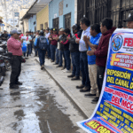 Protesta urbana con megáfono y pancarta FENTAP